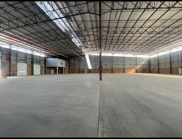 1,910M² WAREHOUSE TO LET IN AIRPORT PARK